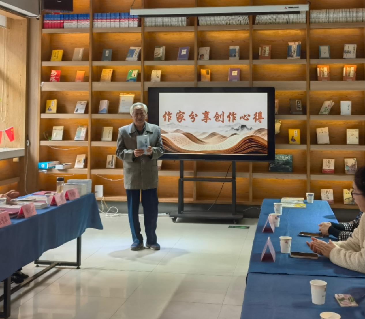 墨香傳情，文脈相承 七位本土作家向襄陽市圖書館捐贈著作，共筑城市文化記憶